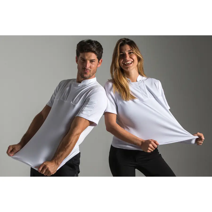 Camiseta Dyneke 8577112 Fusion blanca de hombre 2 Dos modelos con camisetas blancas Dyneke Fusion de manga corta y cuello mao.