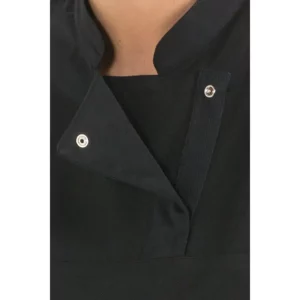 Camiseta negra srta hostelería 'fusion' Dyneke 8578111: detalle del cuello y cierre.