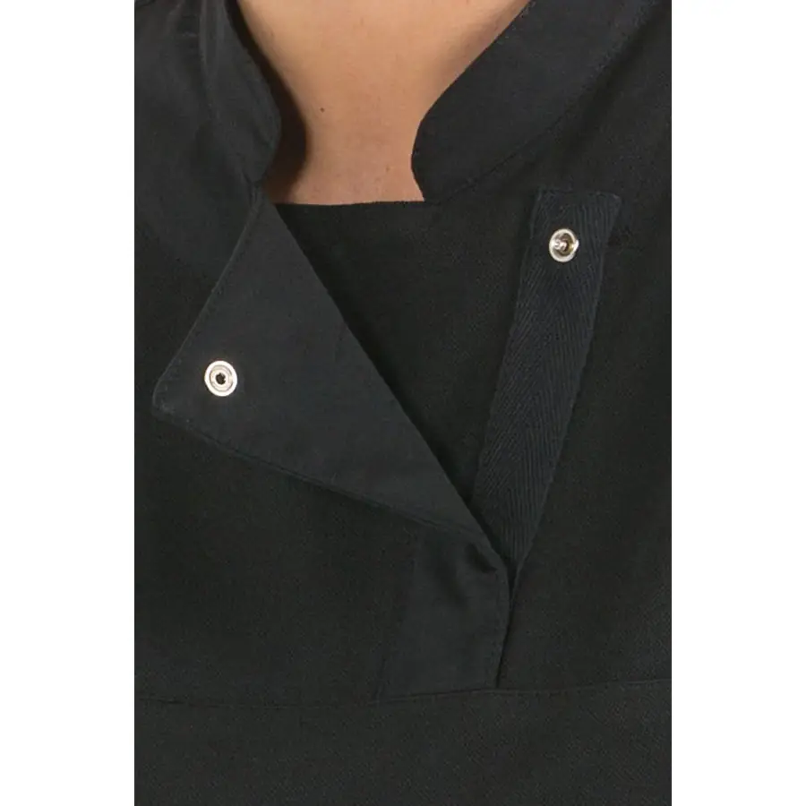 Camiseta Dyneke 8578111 Fusion negra de mujer 3 Camiseta negra srta hostelería 'fusion' Dyneke 8578111: detalle del cuello y cierre.