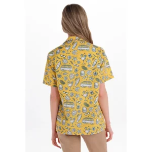 Camisa estampada cóctel unisex Dyneke 8585002: vista trasera con modelo.