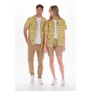Camisa estampada cóctel unisex Dyneke 8585002: vista de conjunto con dos modelos.