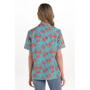 Camisa estampada cangrejo unisex Dyneke 8585005: vista trasera con modelo.