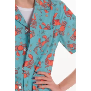 Camisa estampada cangrejo unisex Dyneke 8585005: detalle del cuello y bolsillo.