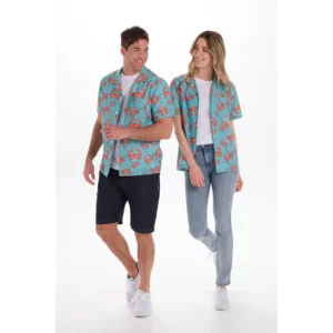 Camisa estampada cangrejo unisex Dyneke 8585005: vista de conjunto con dos modelos.