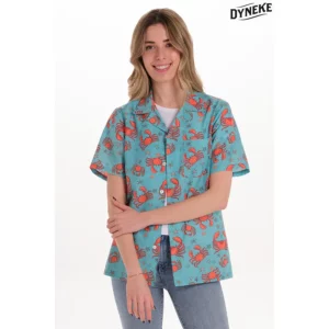 Camisa estampada cangrejo unisex Dyneke 8585005: vista frontal con modelo.