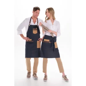 Delantal tejano combi peto y corto Dyneke 8613775: vista de conjunto con dos modelos.
