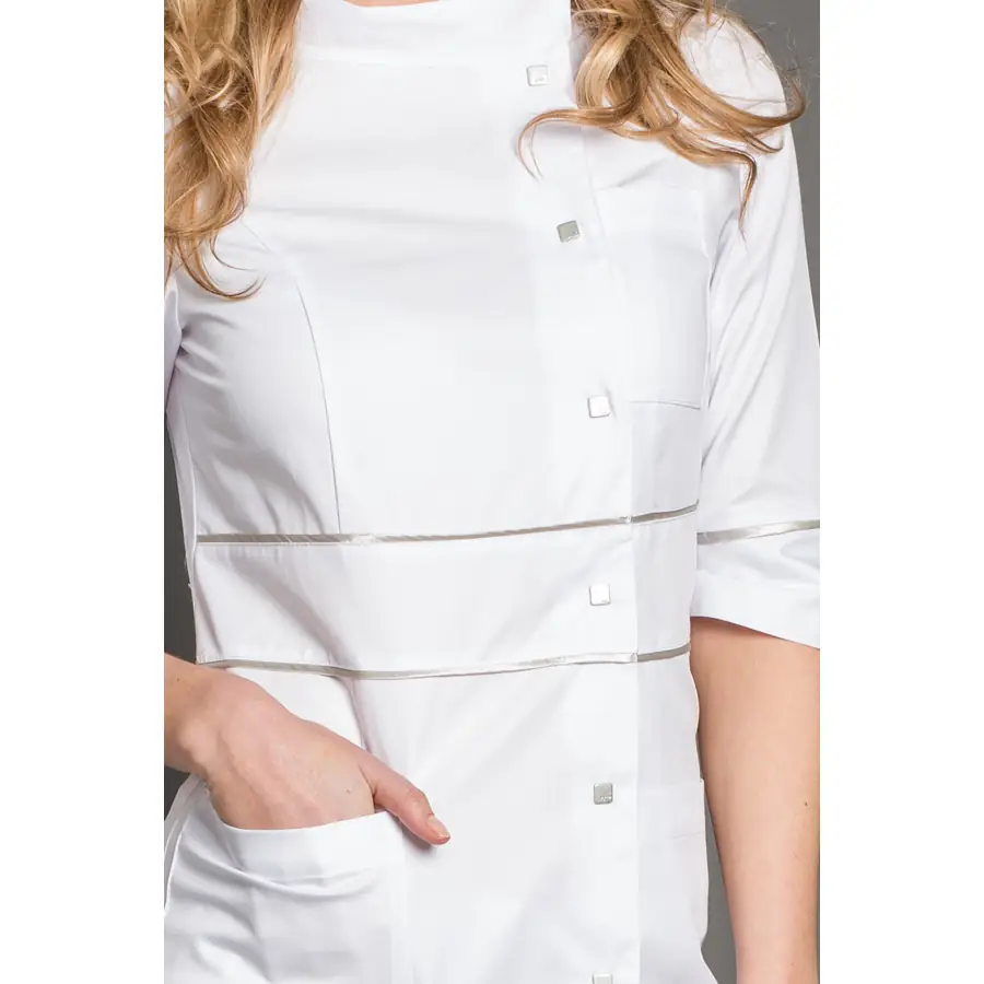 Bata Dyneke 8681700 larga blanca con vivo satén 3 Bata larga vivo saten Dyneke 8681700: detalle del cuello y bolsillo.