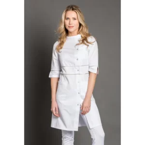 Bata larga vivo saten Dyneke 8681700: vista frontal con modelo.