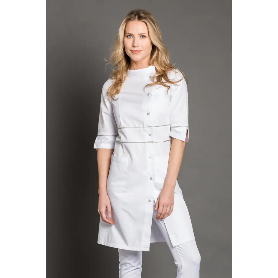 Bata Dyneke 8681700 larga blanca con vivo satén 2 Bata larga vivo saten Dyneke 8681700: vista frontal con modelo.
