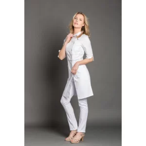 Bata larga vivo saten Dyneke 8681700: vista de conjunto con modelo.