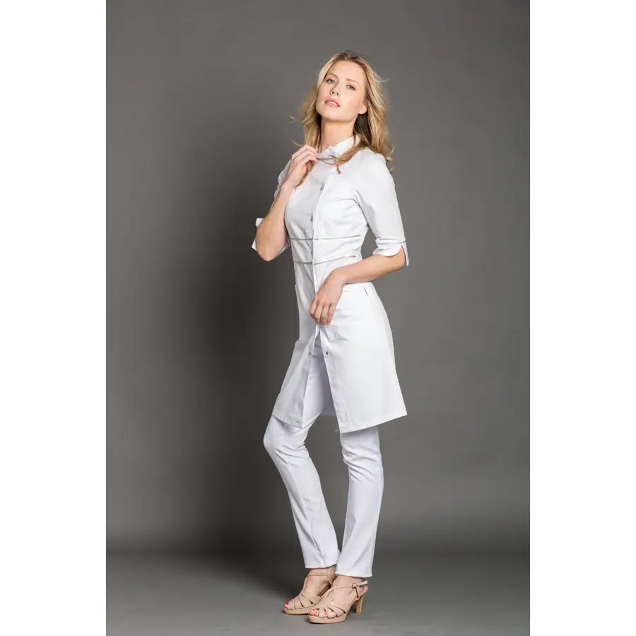 Bata Dyneke 8681700 larga blanca con vivo satén 4 Bata larga vivo saten Dyneke 8681700: vista de conjunto con modelo.