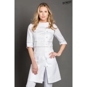 Bata larga vivo saten Dyneke 8681700: vista frontal con modelo.