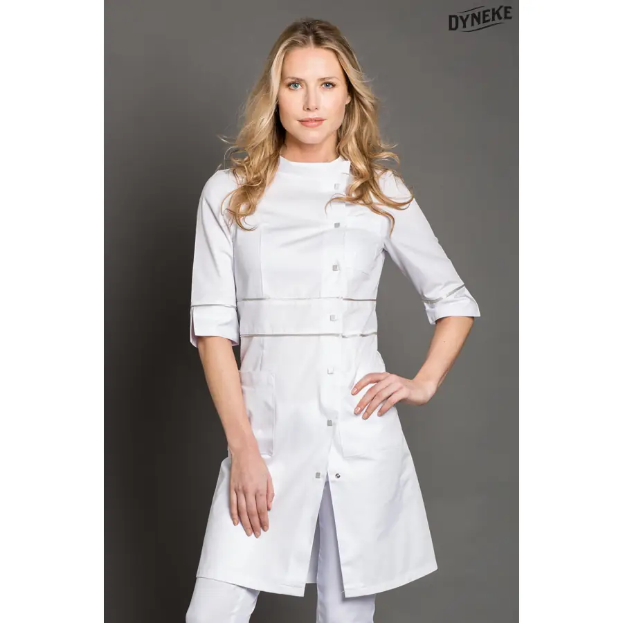 Bata Dyneke 8681700 larga blanca con vivo satén 1 Bata larga vivo saten Dyneke 8681700: vista frontal con modelo.