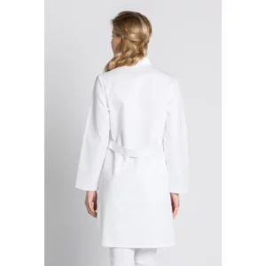Bata blanca manga larga señorita Dyneke 8800900: vista trasera con modelo.