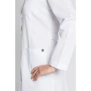 Bata blanca manga larga señorita Dyneke 8800900: detalle de la manga y bolsillo.
