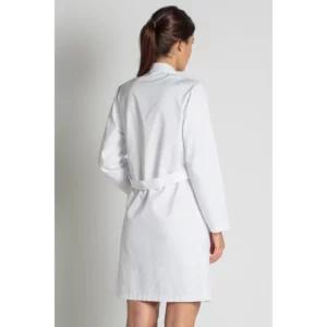 Bata blanca manga larga señorita Dyneke 8800900: vista trasera con modelo.