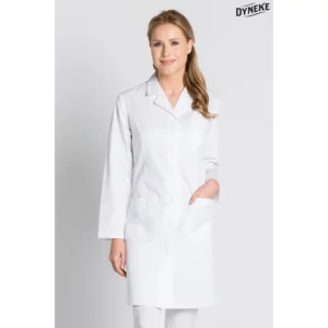 Bata blanca manga larga señorita Dyneke 8800900: vista frontal con modelo.