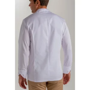 Chaqueta blanca hosteleria botón madera Dyneke 8801700: vista trasera con modelo.