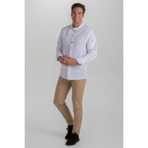 Chaqueta blanca hosteleria botón madera Dyneke 8801700: vista de conjunto con modelo.