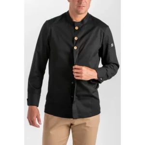 Chaqueta negra hosteleria botón madera Dyneke 8801701: detalle del cuello y manga.