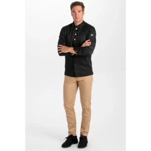 Chaqueta negra hosteleria botón madera Dyneke 8801701: vista de conjunto con modelo.