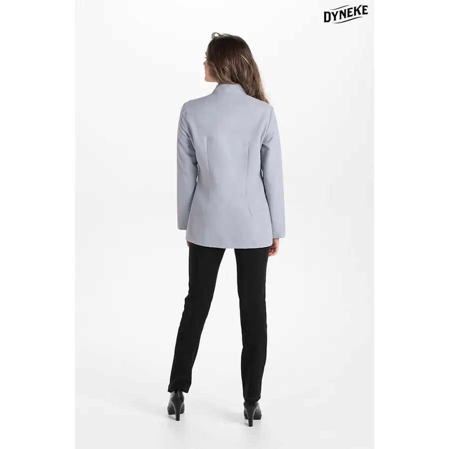 Chaqueta Dyneke 8803491 mujer gris tapeta blanco 3 Chaqueta mujer m/l gris tapeta Dyneke 8803491: vista trasera de conjunto con modelo.