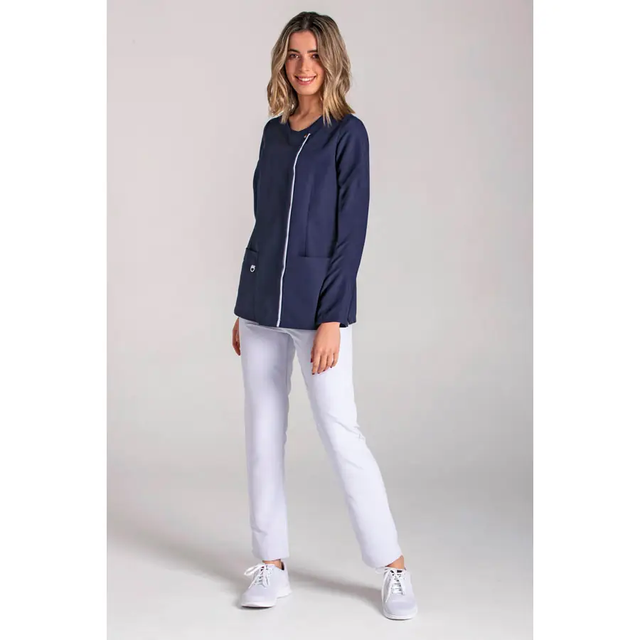 Chaqueta Dyneke 8803583 mujer azul marino tapeta gris perla 2 Chaqueta mujer m/l marino tapeta Dyneke 8803583: vista de conjunto con modelo.