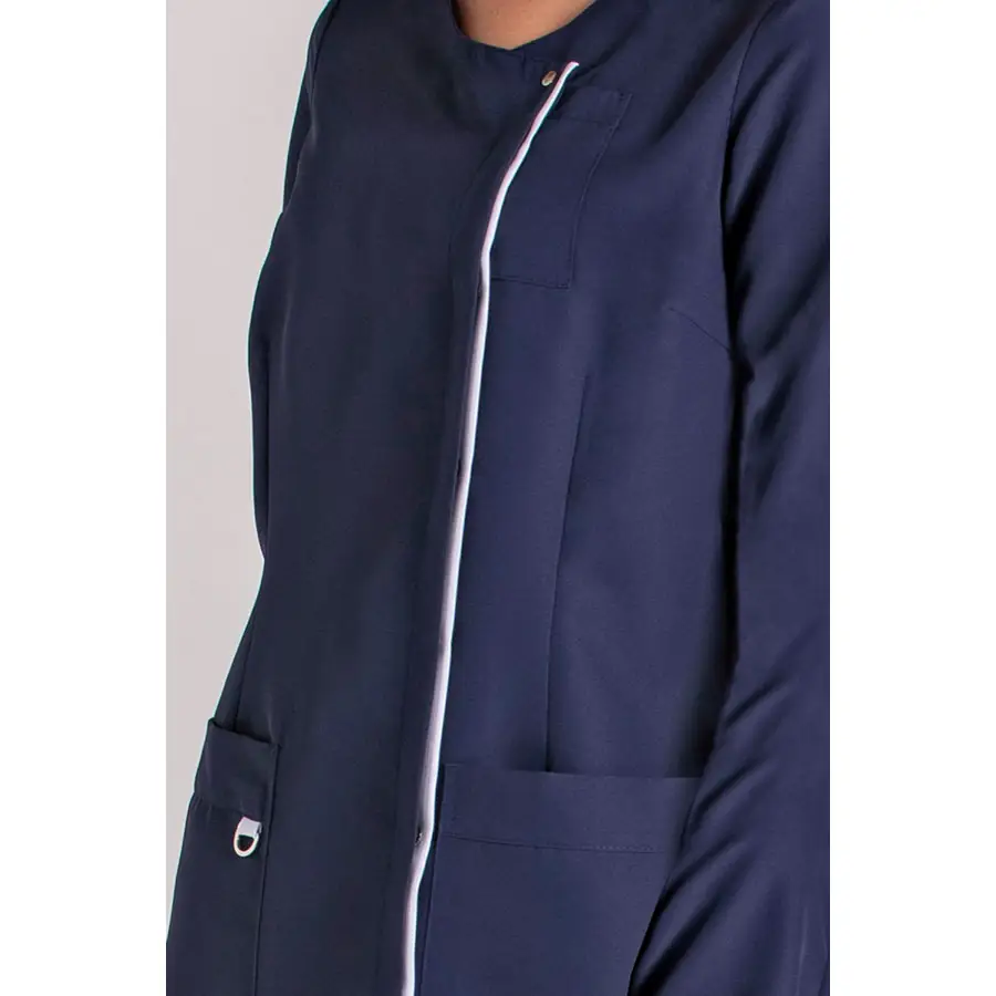 Chaqueta Dyneke 8803583 mujer azul marino tapeta gris perla 3 Chaqueta mujer m/l marino tapeta Dyneke 8803583: detalle del cierre y bolsillo.