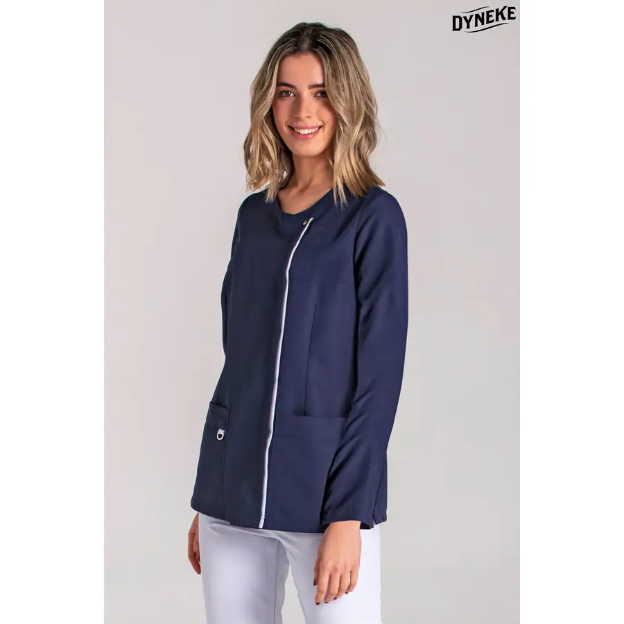 Chaqueta Dyneke 8803583 mujer azul marino tapeta gris perla 1 Chaqueta mujer m/l marino tapeta Dyneke 8803583: vista frontal con modelo.