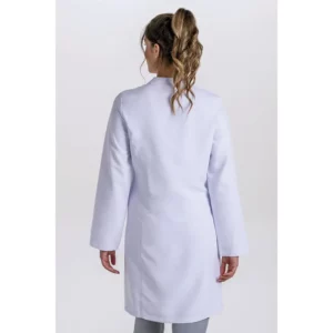 Bata mujer laboratorio microfibra Dyneke 8816570: vista trasera con modelo.