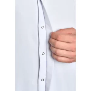 Detalle de corchetes en el cierre de una chaqueta blanca Dyneke.
