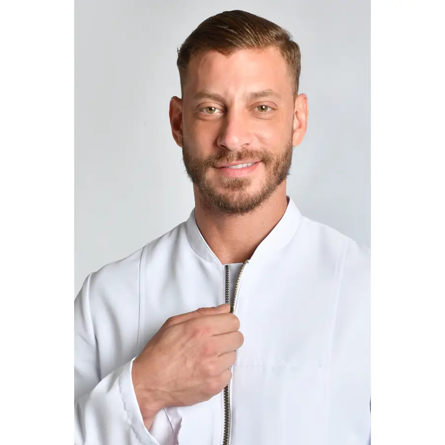 Chaqueta Dyneke 8819570 hombre blanca detalle dorado 4 Chaqueta de hombre blanca con cremallera dorada Dyneke 8819570: detalle del cuello y cremallera.