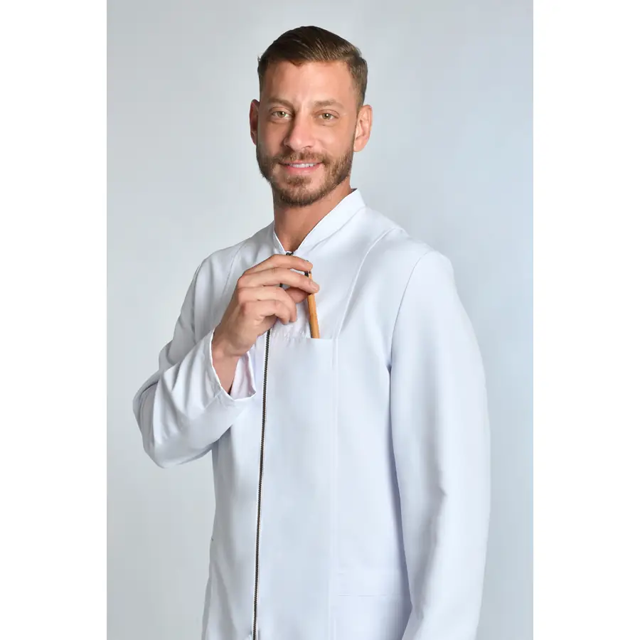 Chaqueta Dyneke 8819570 hombre blanca detalle dorado 2 Chaqueta de hombre blanca con cremallera dorada Dyneke 8819570: vista frontal con modelo.