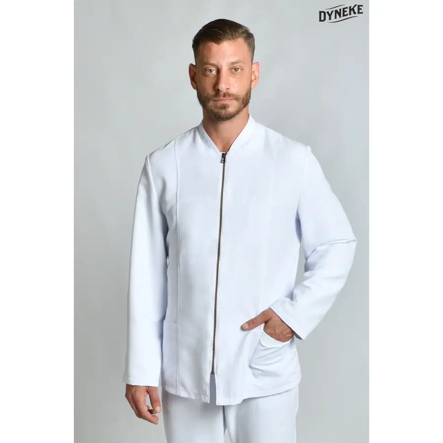 Chaqueta Dyneke 8819570 hombre blanca detalle dorado 1 Chaqueta de hombre blanca con cremallera dorada Dyneke 8819570: vista frontal con modelo.