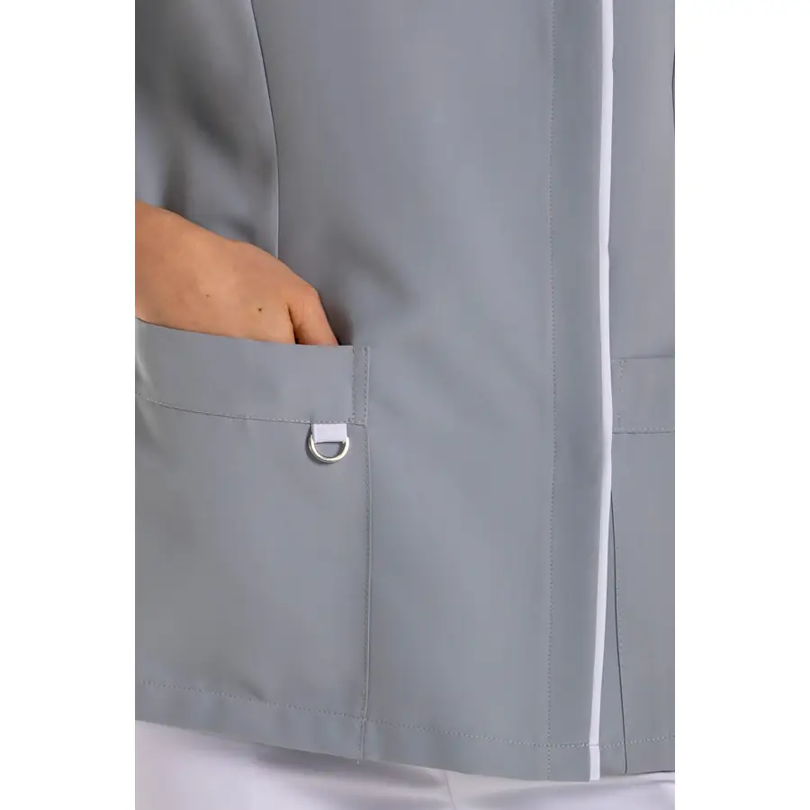 Chaqueta Dyneke 8821491 mujer gris tapeta blanco 4 Chaqueta sra.gris tapeta blanca Dyneke 8821491: detalle del bolsillo y cremallera.