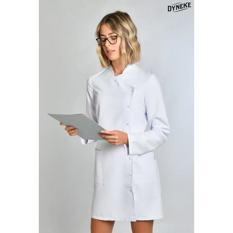 Bata Dyneke 8885570 mujer laboratorio contraste gris 1 Bata mujer laboratorio contraste gris Dyneke 8885570: vista frontal con modelo.