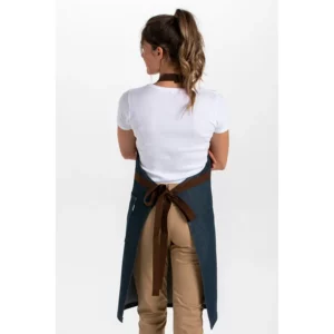 Delantal peto tejano bordado Dyneke 8964775: vista trasera del delantal con modelo.