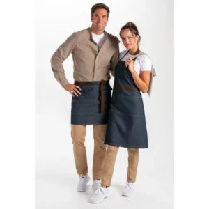 Delantal peto tejano bordado Dyneke 8964775: vista de conjunto con dos modelos.