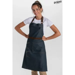 Delantal peto tejano bordado Dyneke 8964775: vista frontal con modelo.
