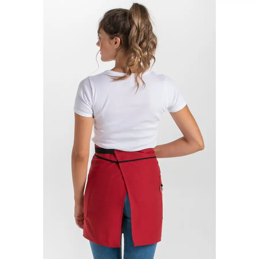 Delantal corto Dyneke 8967374 rojo/negro 2 Delantal corto rojo bolsillo hebilla Dyneke 8967374: vista trasera del delantal con modelo.