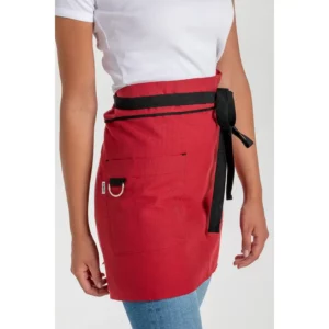 Delantal corto rojo bolsillo hebilla Dyneke 8967374: detalle del bolsillo y cintura.