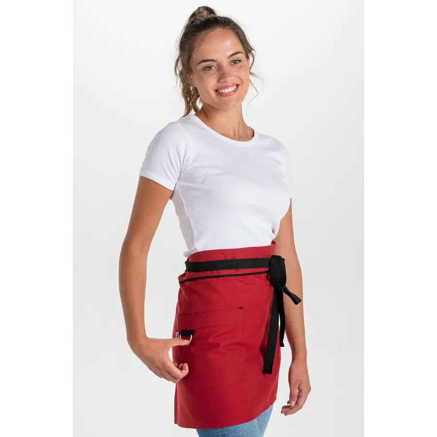 Delantal corto Dyneke 8967374 rojo/negro 3 Delantal corto rojo bolsillo hebilla Dyneke 8967374: vista frontal con modelo.