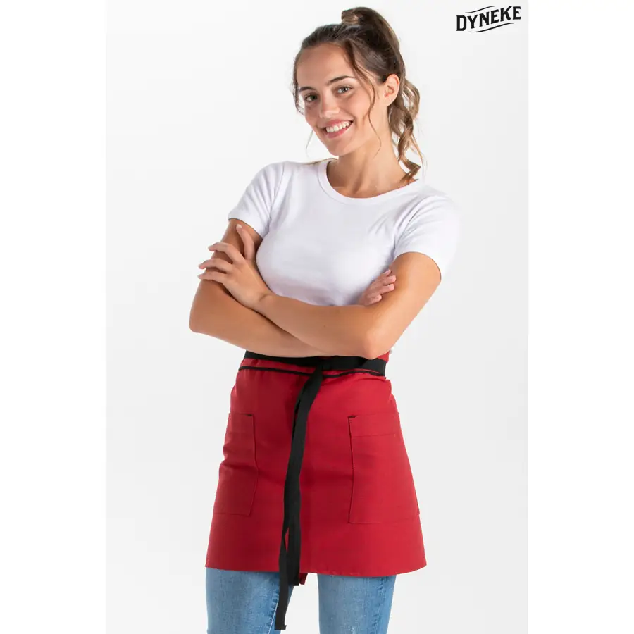 Delantal corto Dyneke 8967374 rojo/negro 1 Delantal corto rojo bolsillo hebilla Dyneke 8967374: vista frontal con modelo.