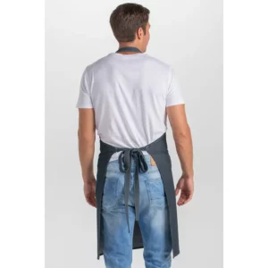 Delantal denim peto cuadro azul Dyneke 8968775: vista trasera del delantal con modelo.