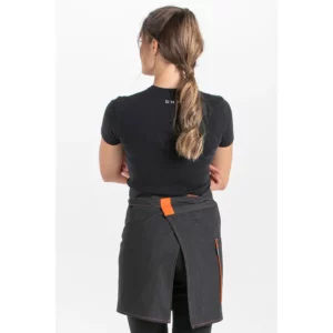 Delantal tejano corto cuadro naranja Dyneke 8969516: vista trasera del delantal con modelo.