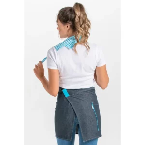 Delantal tejano corto cuadro azul Dyneke 8969775: vista trasera del delantal con modelo.