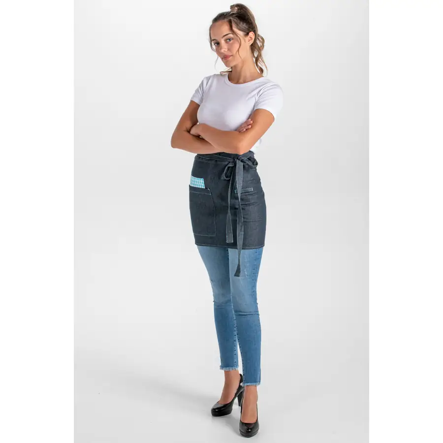 Delantal corto Dyneke 8969775 tejano/azul 4 Delantal tejano corto cuadro azul Dyneke 8969775: vista de conjunto con modelo.