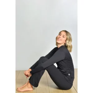 Chaqueta punto negra con cremallera Dyneke 8975479: vista de conjunto con modelo.