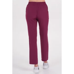 Pantalón elástico sanitario burdeos Dyneke 9929201: vista trasera del pantalón con modelo.