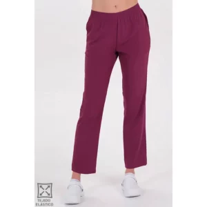 Pantalón elástico sanitario burdeos Dyneke 9929201: vista frontal del pantalón con modelo.
